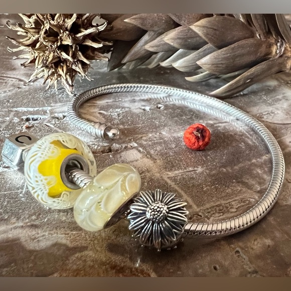 New Authentic Chamilia Charm- Daffodil Yellow Murano  Yellow White Glass 925 - Picture 2 of 4